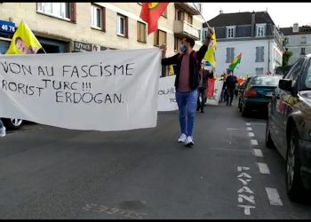 Gençlerden Paris’e bağlı Villeneuve banliyösünde işgal saldırılarına karşı yürüyüş