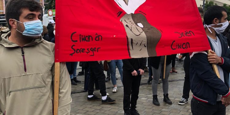 Binler Freiburg’da ırkçılığa karşı alanlara çıktı