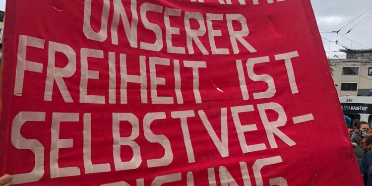 Binler Freiburg’da ırkçılığa karşı alanlara çıktı