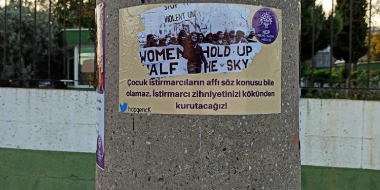 Manisa’lı genç kadınlardan sticker eylemi