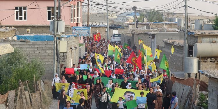 İşgal saldırlarına karşı Maxmur’da binler yürüdü