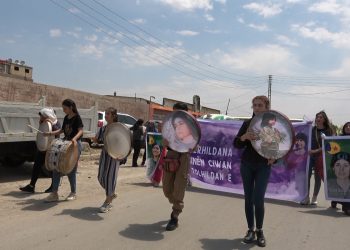 Rojava’lı genç kadınlar işgal saldırılarına karşı alanlarda