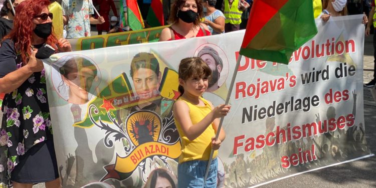 Rojava devrimi Stuttgart’ta yürüyüşle selamlandı