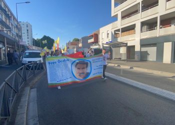 Paris’te gençlerden Türk faşizmini protesto, Rojava devrimini selamlama eylemi