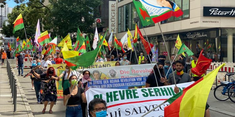 Rojava devrimi Stuttgart’ta yürüyüşle selamlandı