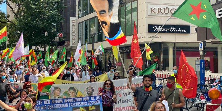 Rojava devrimi Stuttgart’ta yürüyüşle selamlandı