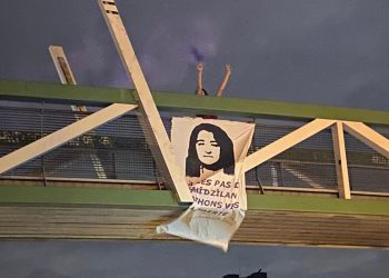 Genç kadınlardan Paris’te PKK gerillası Zîlan (Zeynep Kınacı) anısına pankart çalışması