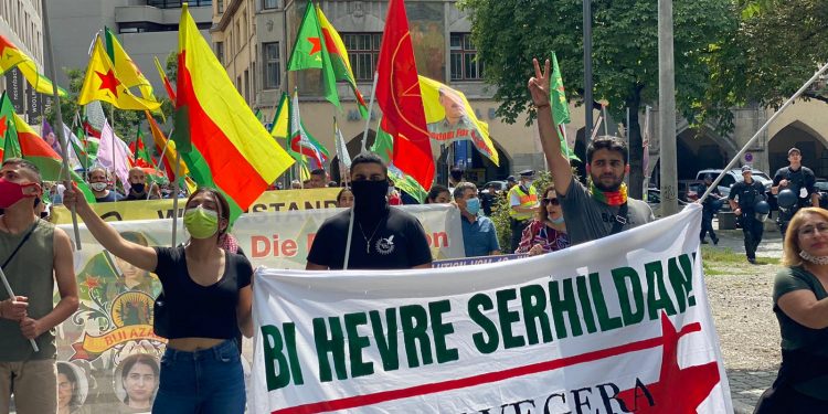 Rojava devrimi Stuttgart’ta yürüyüşle selamlandı