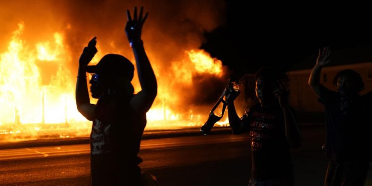 Irkçı saldırılar isyan gerekçesi oldu