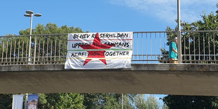 Stockholm’de gençlerden üst geçide “Bi Hev Re Serhildan” pankartı