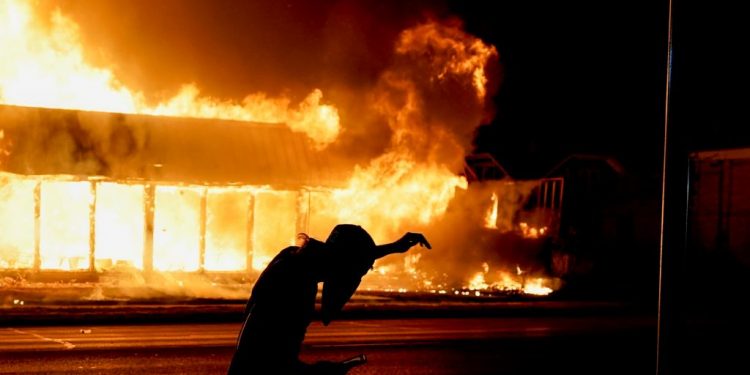 Irkçı saldırılar isyan gerekçesi oldu