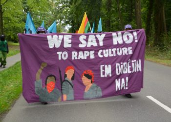 Avrupa’da gerçekleşen Uzun Yürüyüş’de genç kadınlar ‘Em dibêjin NA!’ kampanyasına katıldıklarını ilan ediyorlar