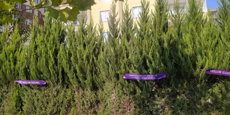 Genç Kadınlar park ve sokaklara kurdeleler astı