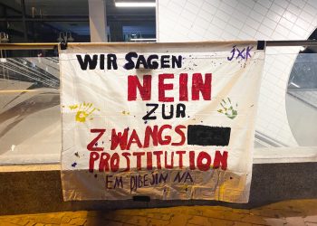 Frankfurt’ta genç kadınlardan “Em Dibêjin NA” pankart çalışması