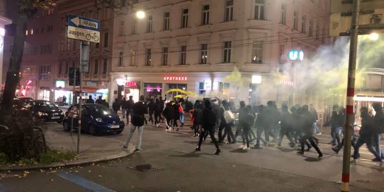 YENİLENDİ – Gençliğin öfkesi Viyana sokaklarında: “Birlikte direnecek, birlikte başaracağız!”