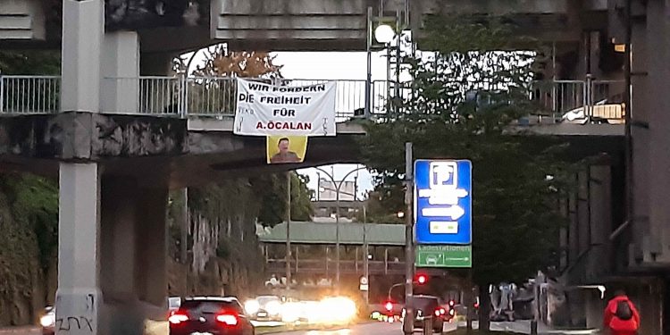 Freiburg’da gençlerden devletlerarası komploya karşı pankart asma eylemi