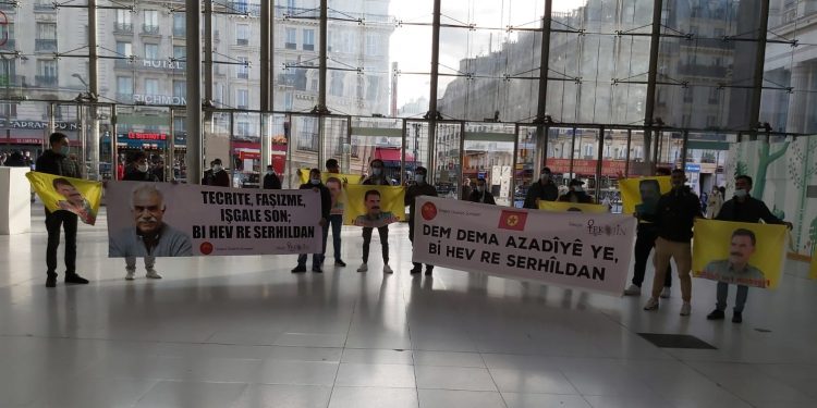 Paris’te gençlerden sivil itaatsizlik eylemi