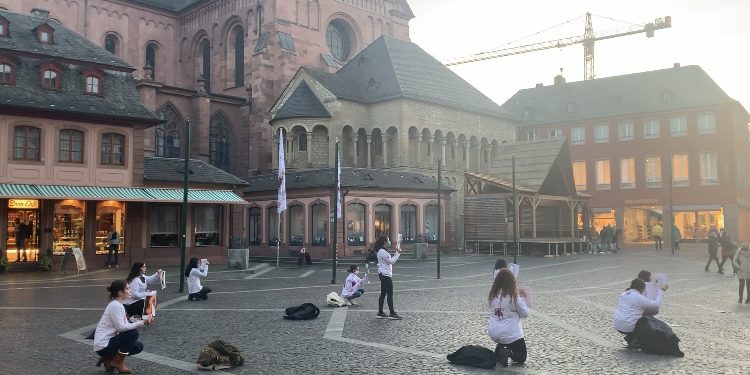 Genç kadınlardan kadın kırımına karşı Mainz’de eylem
