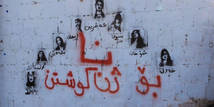 Katledilen kadınların resimleri Silêmanîyê sokaklarında