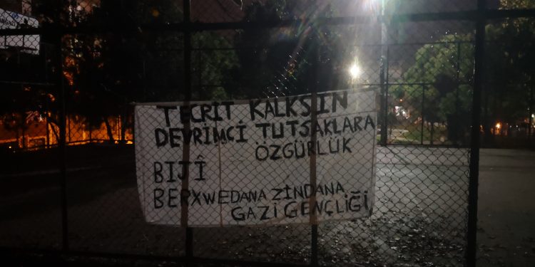 Gazi gençliği zindanlar için pankart astı