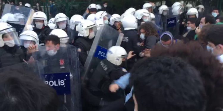 Boğaziçi öğrencilerinin kayyum rektör protestosuna polis saldırdı – YENİLENDİ