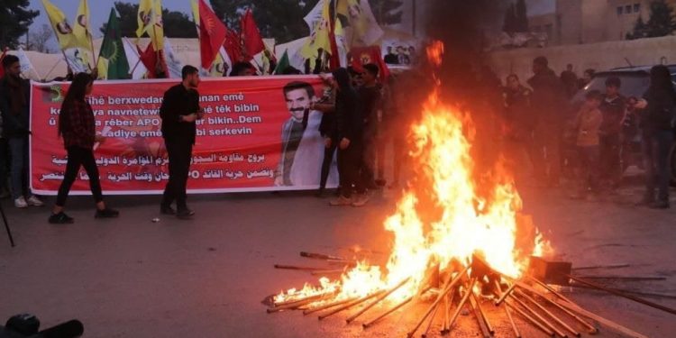 Gençlik komploya karşı meşaleli yürüyüş gerçekleştirdi