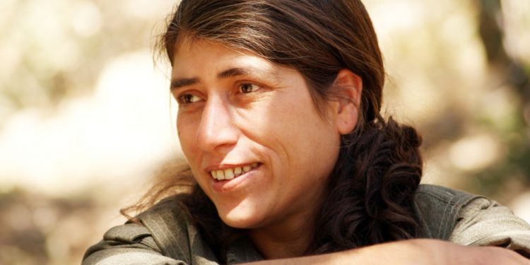 Gül yüzünde dolaştır beni