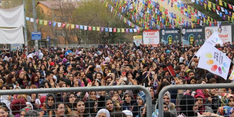 8 Mart mitingine resmi izin çıktı