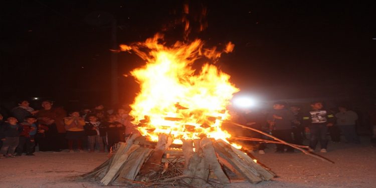 Genç kadınlar Mexmur’da Newroz ateşini yaktı
