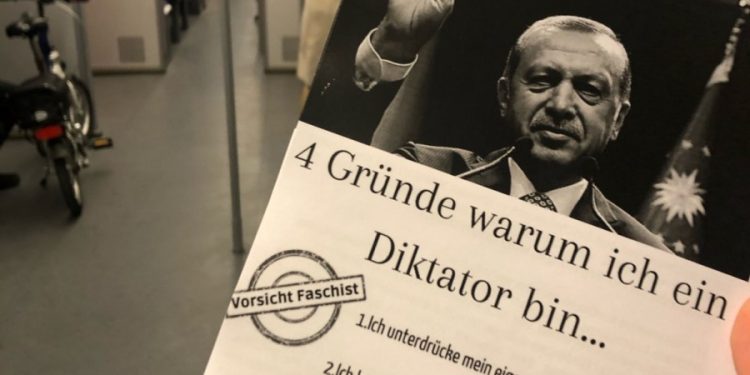 Frankfurt’taki toplu taşıma araçlarında aynı soru: “Neden diktatörüm?”