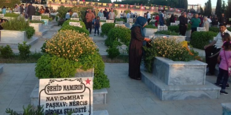 Bayram vesilesiyle şehitlikler ziyaret edildi