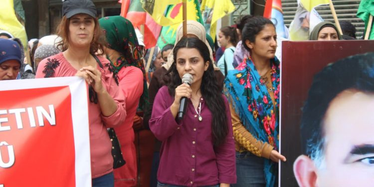 Şêx Meqsûd halkı, ‘Bijî Berxwedana Gerîla’ sloganları ile yürüdü