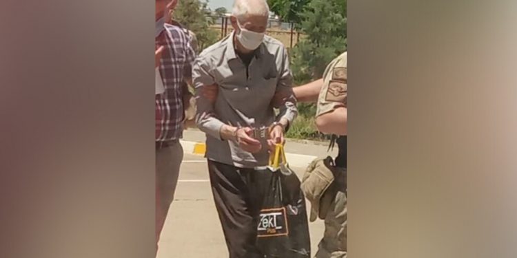 83 yaşındaki hasta tutsak hastaneye kelepçeli götürüldü