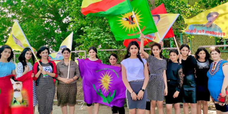 Genç kadınlar Rusya’da gerillanın direnişini selamladı