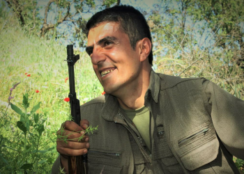 Gençler öncülüğünde Lavrio’da şehitler için anma yapıldı