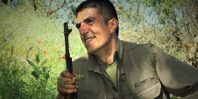 Gençler öncülüğünde Lavrio’da şehitler için anma yapıldı