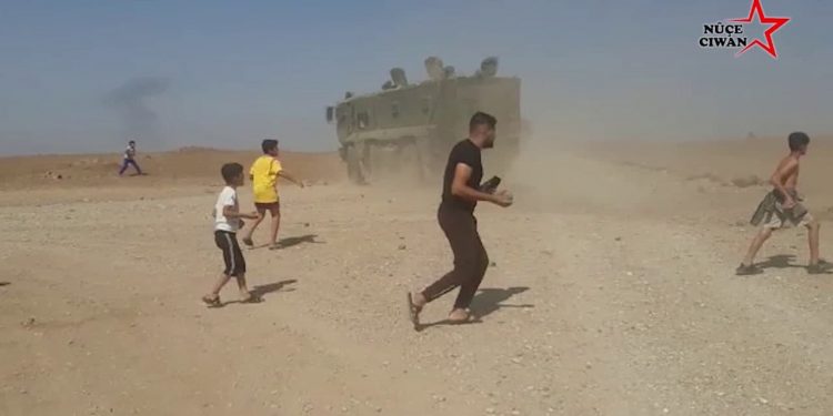 Çilaxa’da gençler işgalcilere ait devriye aracını taşladı