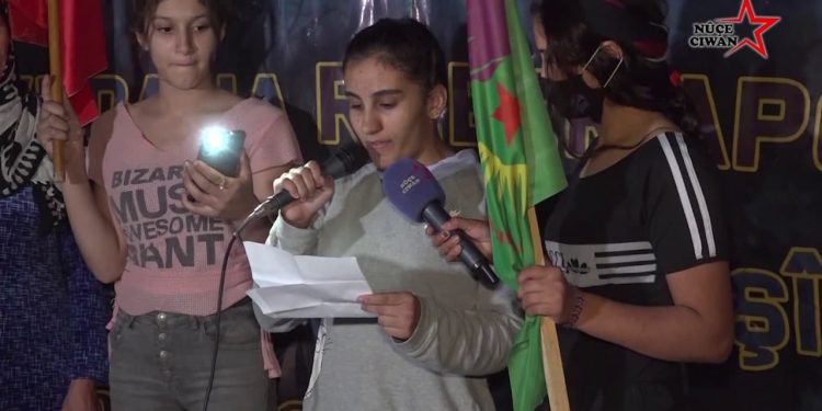 Genç kadınlar 9 Ekim komplusuna karşı yürüdü