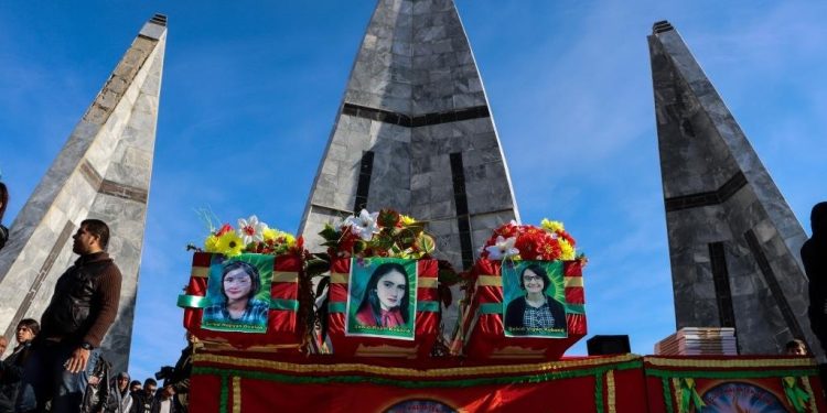 Kobanê şehitleri binlerin omzunda uğurlandı