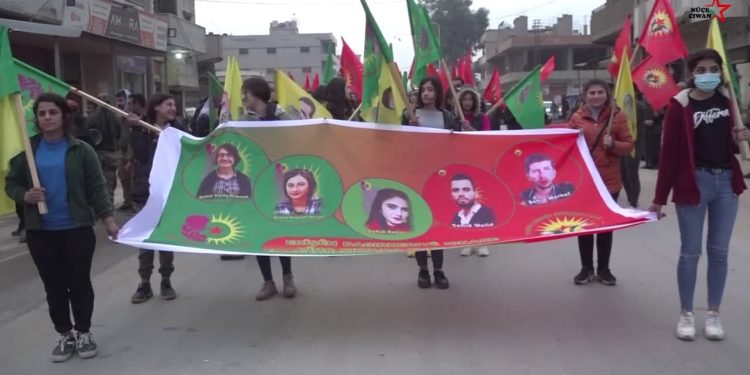 Ciwanên Şoreşger ve Jinên Ciwan’dan Kobanê saldırısına karşı meşaleli yürüyüş