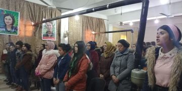 Şehbalı genç kadınlar Paris Katliamı şehitlerini andı