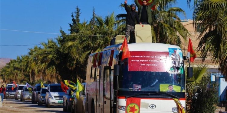 Ciwanên Şoreşger imza toplama kampanyası çerçevesinde Gezici Kütüphane Eylemi’nin ilk gününde