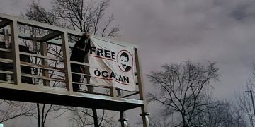 Gençlerden “Öcalan’a Özgürlük” pankartı