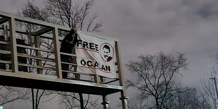 Gençlerden “Öcalan’a Özgürlük” pankartı