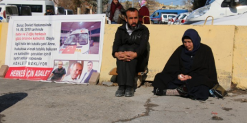 “Oğlumu bırakmazlarsa, ölene kadar adliye önünde durmaya devam edeceğim”