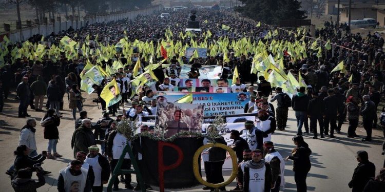 On binlerce Efrinli komploya karşı alanlara çıktı