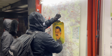 Köln’de gençlerden tecride ve işgale karşı afişleme