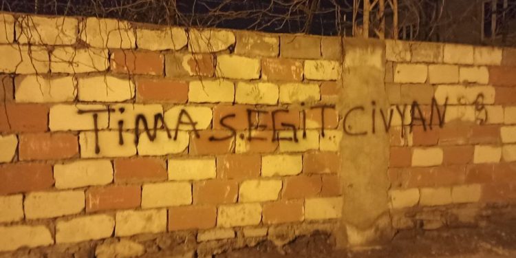 Wan’da yazılama ve baskı çalışması – Dem dema Azadiya Rêber Apo ye