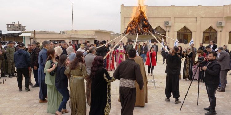 Reqa’da büyük bir coşku ile Newroz ateşi yakıldı