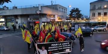 Paris’te gençler sloganları ile alanlardaydı